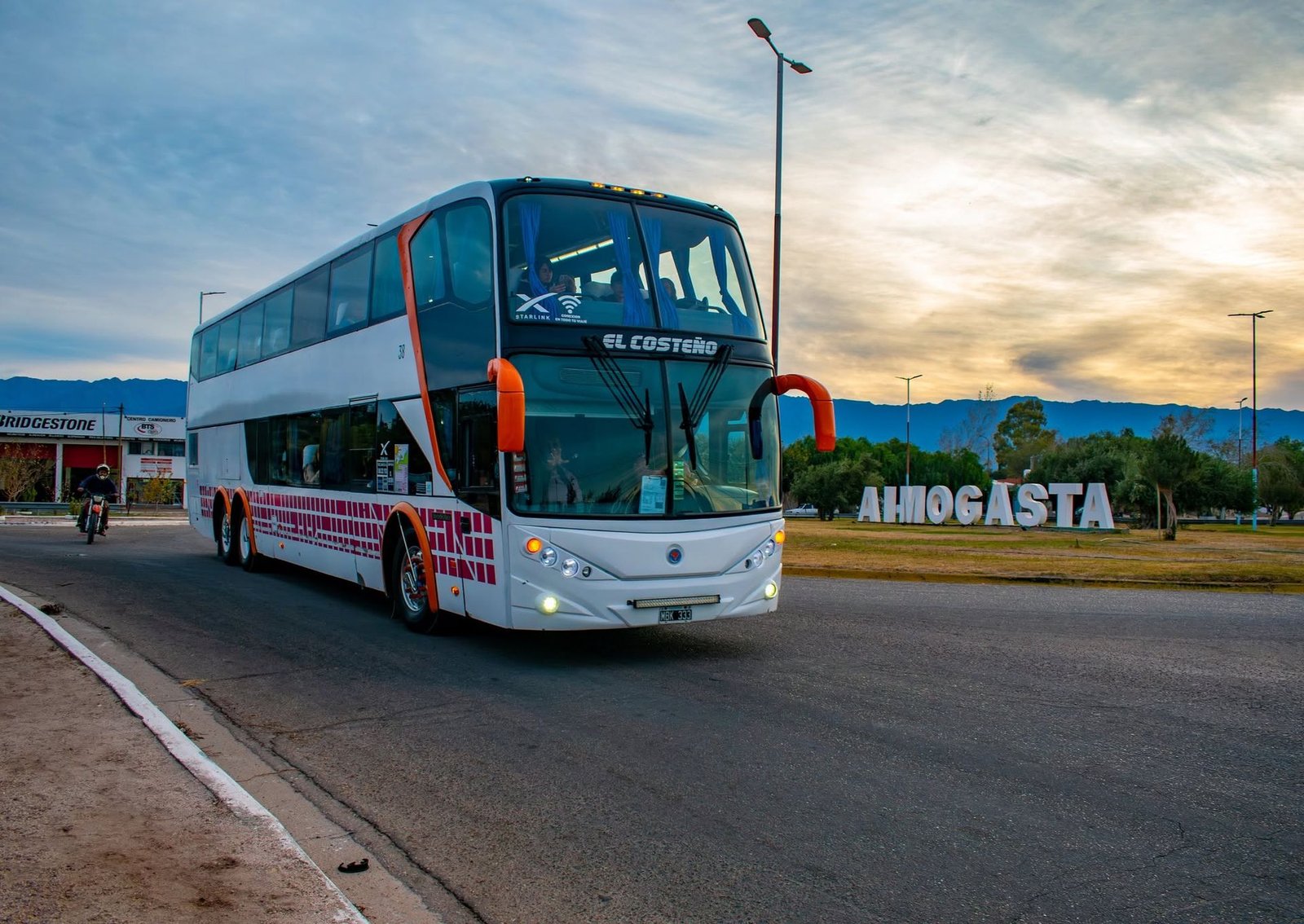 Unidad doble piso de El Costeño llegando a Aimogasta al atardecer