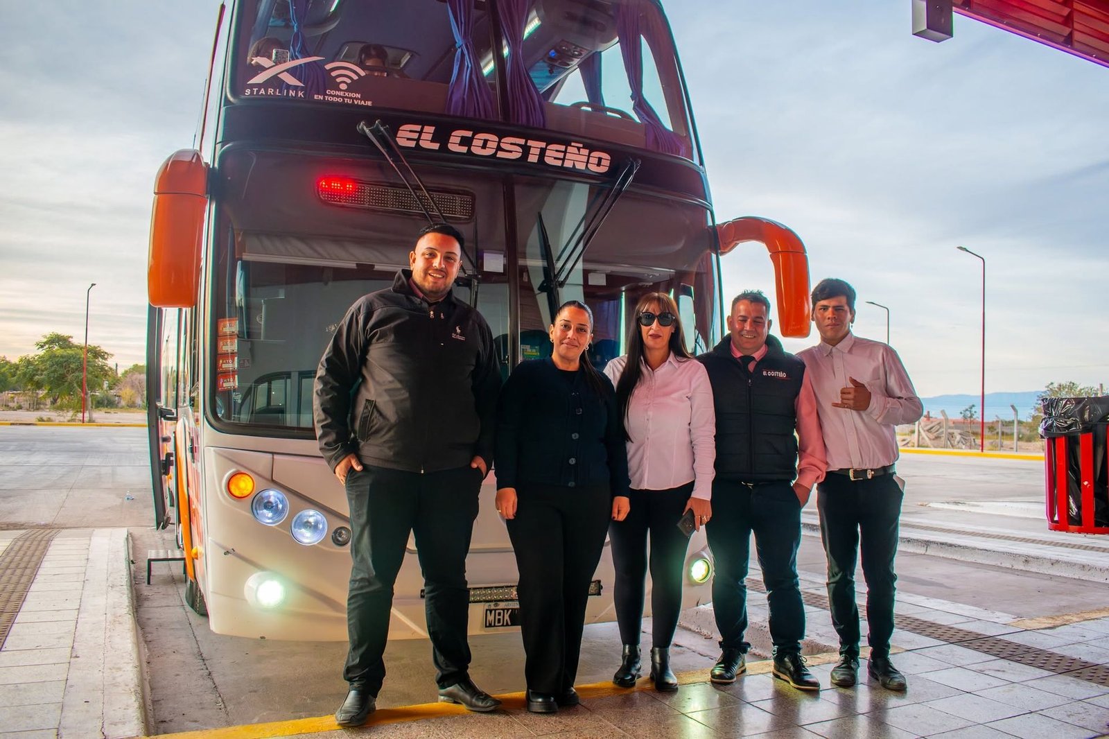 Equipo de El Costeño frente a una unidad en la terminal