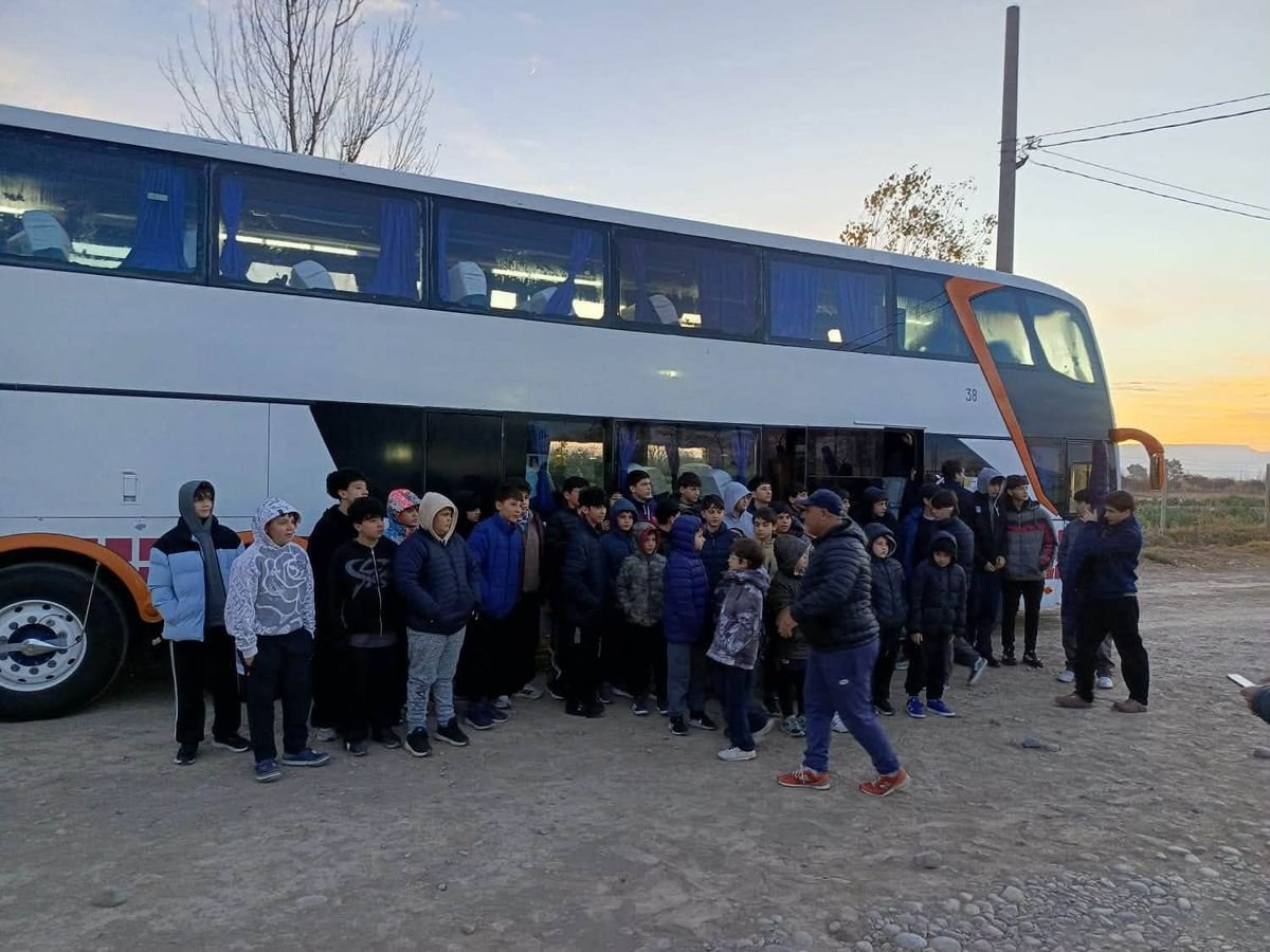 Grupo de jóvenes listos para subir a la unidad
